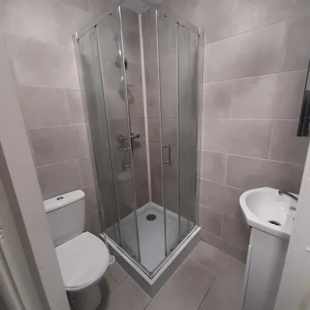 Exclusive Self-contained Flat In 아파트 *